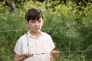 縞模様のパジャマの少年